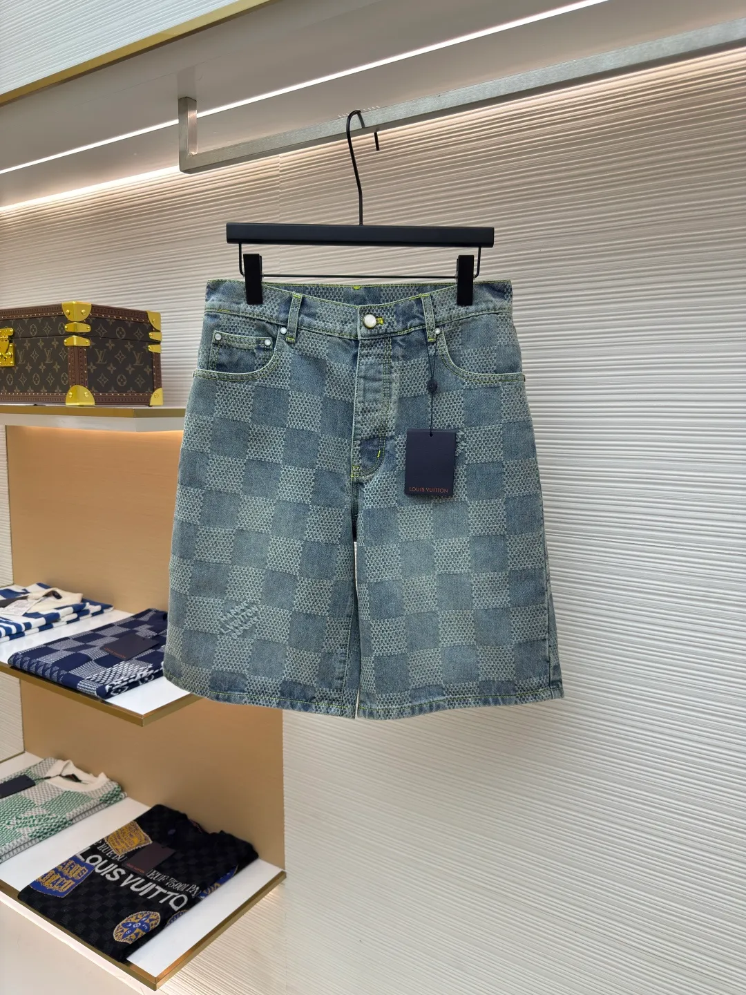 LOUIS VUITTON checkerboard denim shorts ●Authentic product: Purchased and developed at 12200 ●Item number: 1680087-B00 ●Fabric: Jacquard denim fabric ●Technology: 3D jacquard technology ●Version: Fitted version ●Size: 32-34-36-38 ●Weight: about 545 grams ●Description: Using a loom to weave a three-dimensional pattern on the fabric, the sand-washed whitening distressed denim fabric presents a whitening and distressed effect. The overall wiring is straight and delicate, the fabric is comfortable and soft, and the color is consistent without color difference. It can be matched with the same style to create a fashionable look and control various occasions. Customized accessories, complete with three standards, same style for men and women!